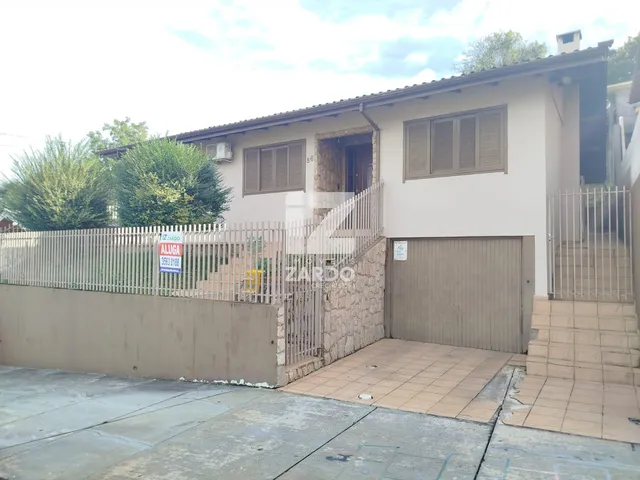 Imagem: A casa possui 2 Dormitórios, 1 Suíte, 1 Banheiro, 3 Vagas