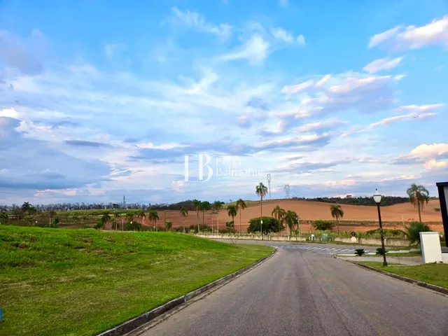 Imagem: O terreno possui 810m² de Área Privada e está localizado