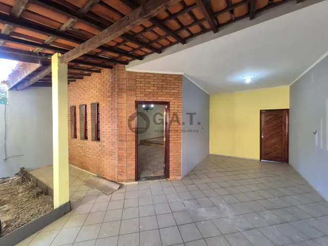 Imagem: A casa possui 3 Dormitórios, 1 Suíte, 2 Banheiros, 4
