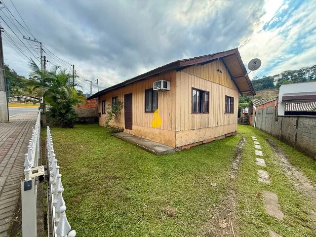 Imagem: Casa com 03 dorm. Em um terreno com 740