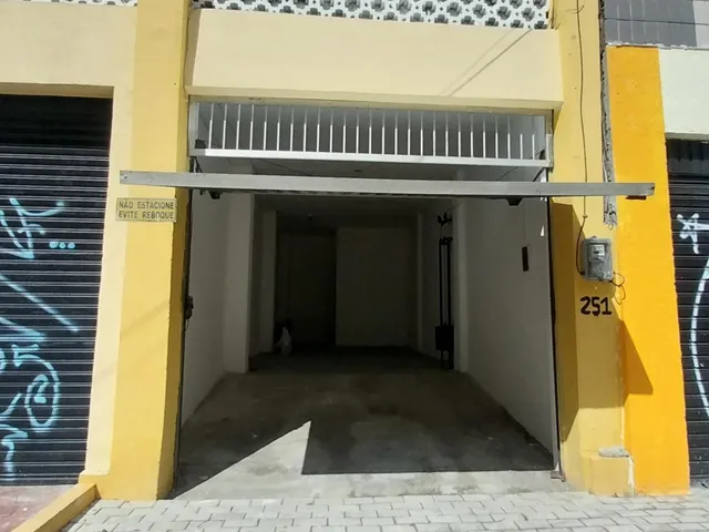 Imagem: LJ2306) Uma loja localizada na Av. Duque