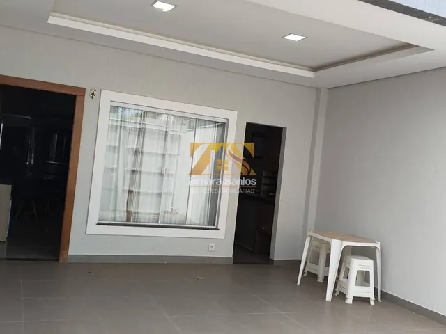 Imagem: A casa possui 3 Dormitórios, 2 Suítes, 3 Banheiros, 2 Vagas