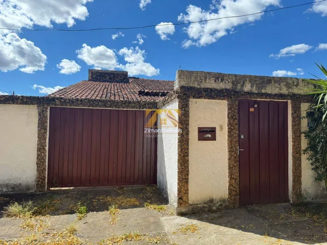 Imagem: A casa possui 3 Dormitórios, 1 Suíte, 2 Banheiros, 2 Vagas