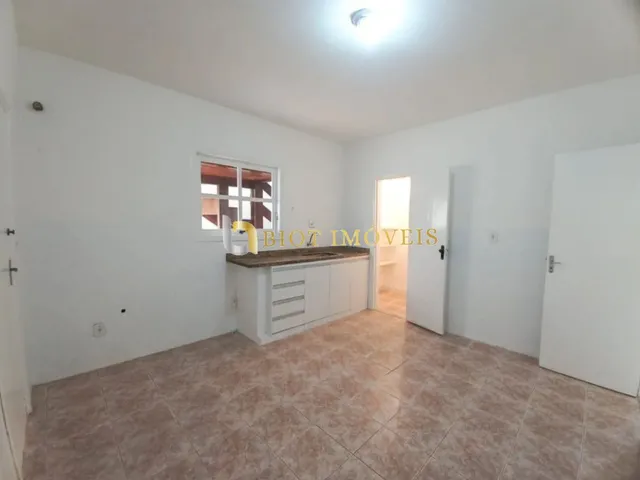 Imagem 2: Imperdível! Casa à venda em Piratininga, Niterói-RJ: 2 quartos, 1 suíte, 2 banheiros