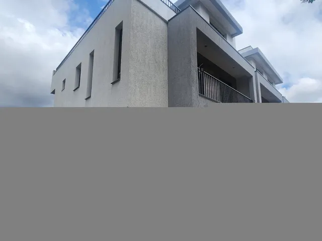 Imagem: Sobrado de Esquina com Terreno no Guabirotuba