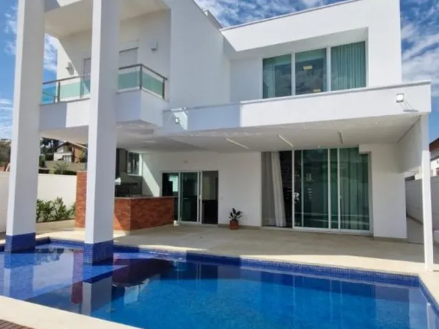 Imagem: A casa em condomínio possui 4 Dormitórios, 3 Suítes, 4