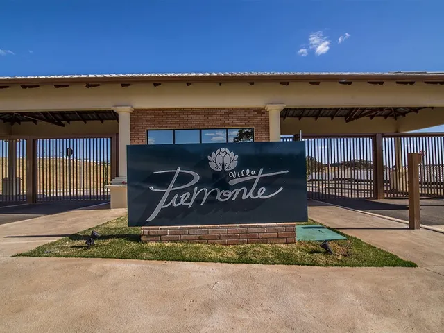Imagem: O terreno possui 437m² de Área Privada e está localizado