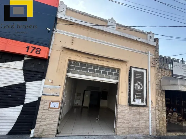 Imagem: A loja possui 3 Banheiros, 83m² de Área Privada e está