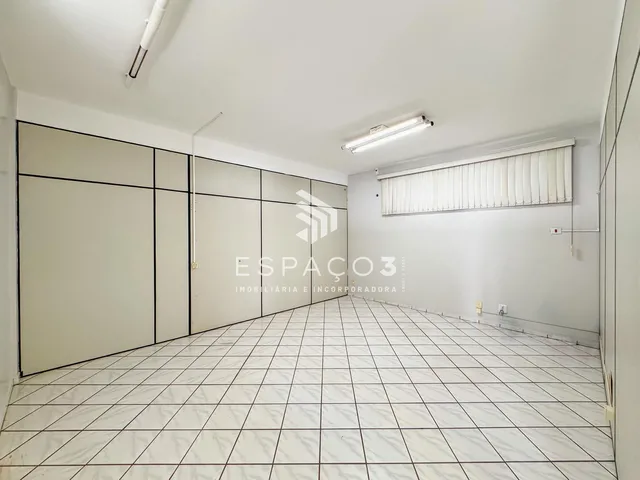 Imagem 4: Sala comercial frente a BR 277 já com divisórias internas, bairro São Cristóvão