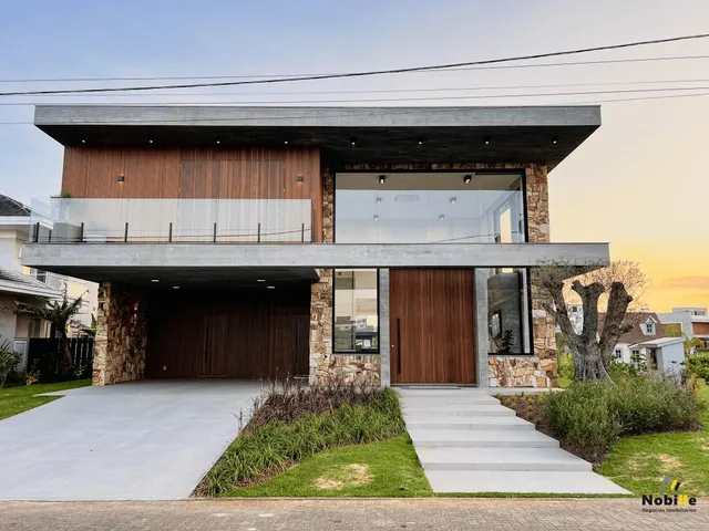 Imagem: A casa possui 5 Dormitórios, 5 Suítes, 7 Banheiros, 4