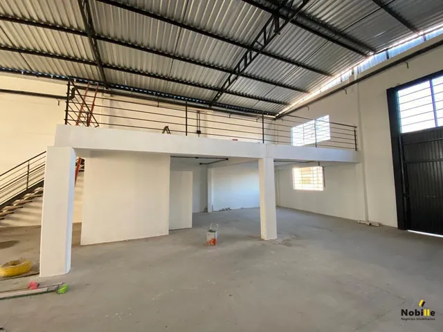 Imagem 3: Pavilhão Galpão / depósito com 4 vagas na garagem
