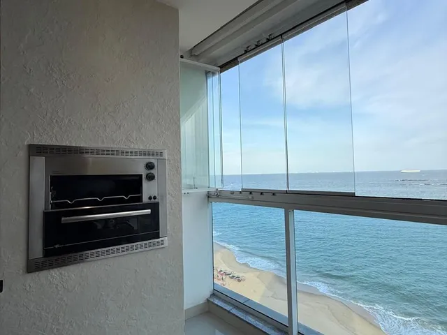 Imagem 3: Apartamento frente mar na Praia de Itapuã, 130m², 4 quartos, 2 suítes, 2 vagas soltas