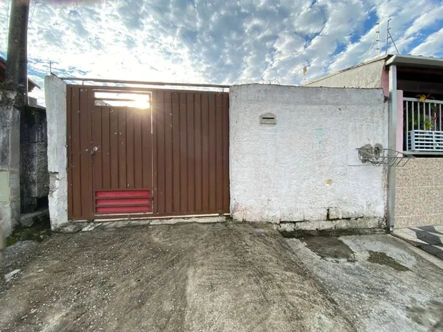Imagem: A casa possui 3 Dormitórios, 2 Banheiros, 6 Vagas na
