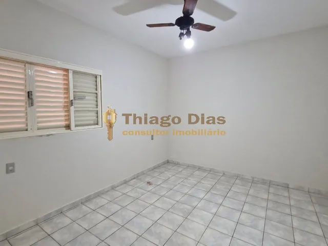 Imagem 1: Casa ampla com salão em 2 pavimentos à venda na região central da cidade de