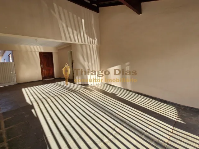 Imagem 6: Casa ampla com salão em 2 pavimentos à venda na região central da cidade de