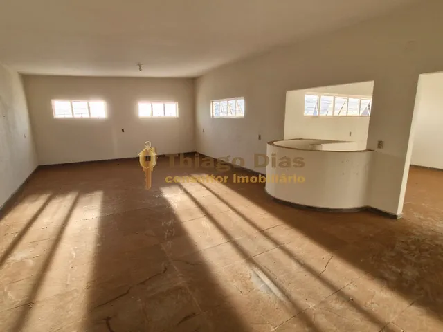 Imagem 13: Casa ampla com salão em 2 pavimentos à venda na região central da cidade de