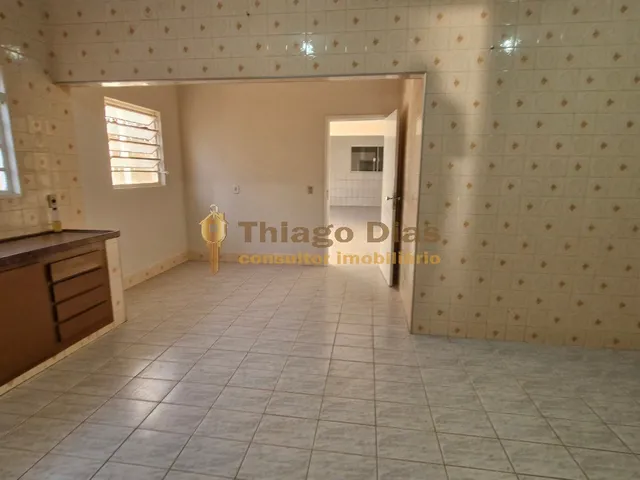 Imagem 7: Casa ampla com salão em 2 pavimentos à venda na região central da cidade de