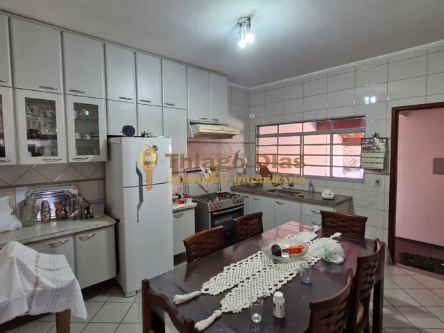 Imagem 12: Salão comercial com casa e sobrado á venda e de esquina na região central da cidade de