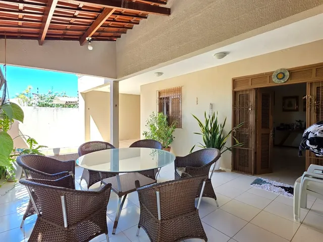 Imagem: A casa possui 4 Dormitórios, 1 Suíte, 2 Banheiros, 2