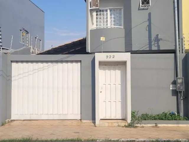 Imagem: A casa possui 3 Dormitórios, 1 Suíte, 1 Banheiro, 2 Vagas