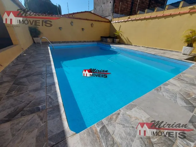 Imagem: Casa com piscina em bairro nobre