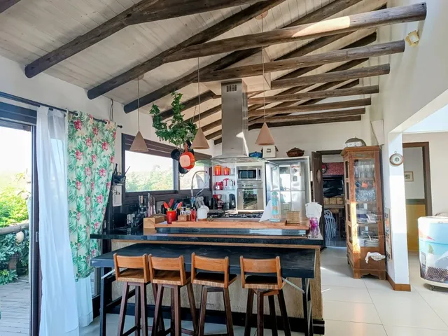 Imagem 2: Casa à venda em Garopaba-SC, bairro Ferraz. 3 quartos, 2 suítes, 1 sala, 3 banheiros, 2