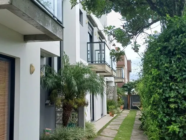 Imagem: A casa possui 2 Dormitórios, 2 Suítes, 1 Vaga na garagem,