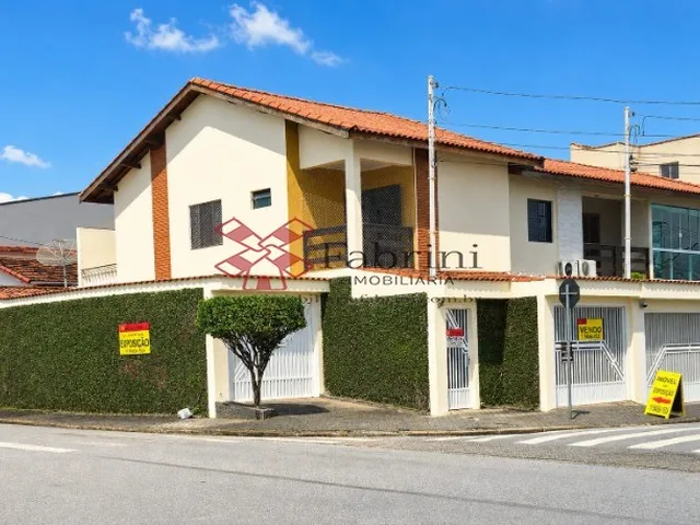 Imagem: A casa possui 3 Dormitórios, 1 Suíte, 3 Banheiros, 5