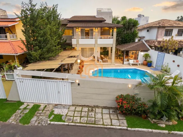 Imagem: A casa possui 8 Dormitórios, 4 Suítes, 6 Banheiros, 3 Vagas
