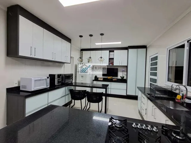 Imagem 14: Casa de Alto Padrão com Piscina, 3 Suítes e Área Gourmet À Venda no Condomínio Vila Verde