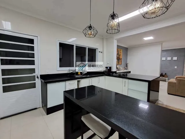 Imagem 15: Casa de Alto Padrão com Piscina, 3 Suítes e Área Gourmet À Venda no Condomínio Vila Verde