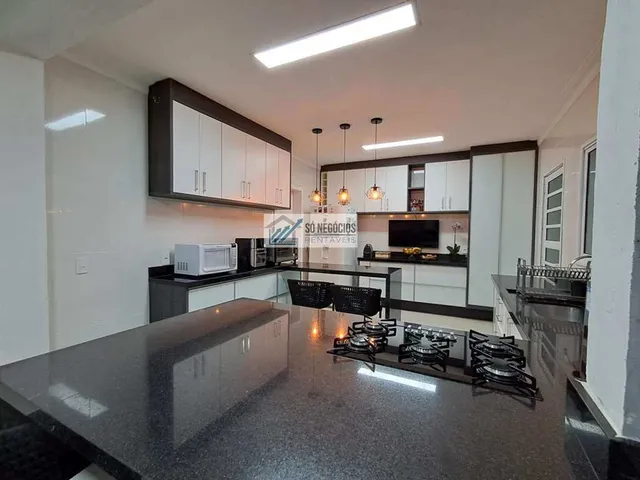 Imagem 16: Casa de Alto Padrão com Piscina, 3 Suítes e Área Gourmet À Venda no Condomínio Vila Verde