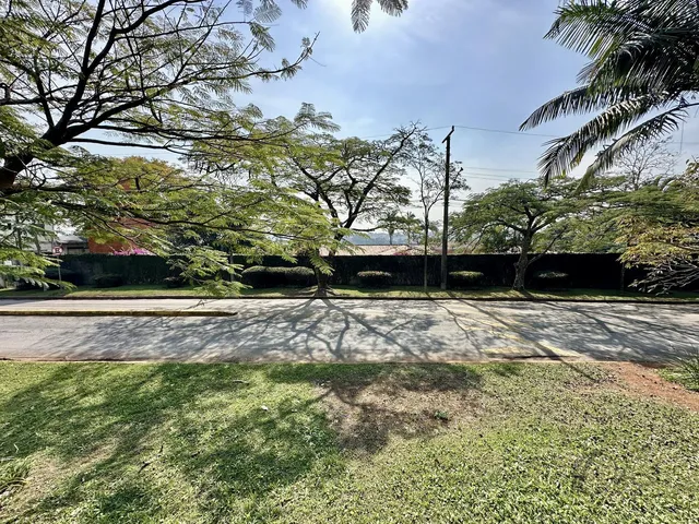 Imagem 3: Terreno em Granja Viana, São Paulo - Lote 1.121M² com Linda Vista, Pronto para Construir