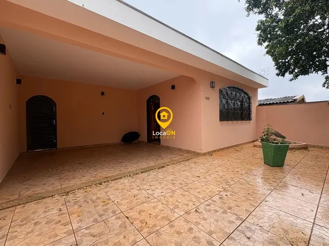 Imagem: A casa possui 4 Dormitórios, 1 Suíte, 3 Banheiros, 3