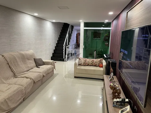Imagem: A casa possui 4 Dormitórios, 1 Suíte, 3 Banheiros, 4 Vagas