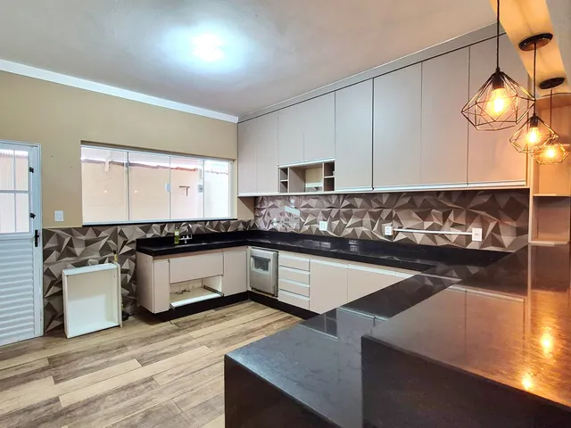 Imagem: Casa à venda com 3 quartos e piscina no