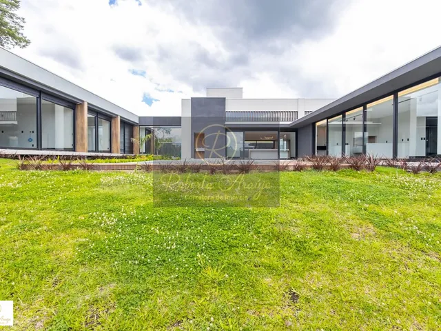 Imagem 8: Casa À Venda em Curitiba, Cidade Industrial, com 4 Quartos, 525M²