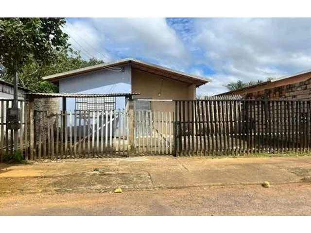 Imagem: A casa possui 3 Dormitórios, 1 Suíte, 2 Banheiros, 314m²