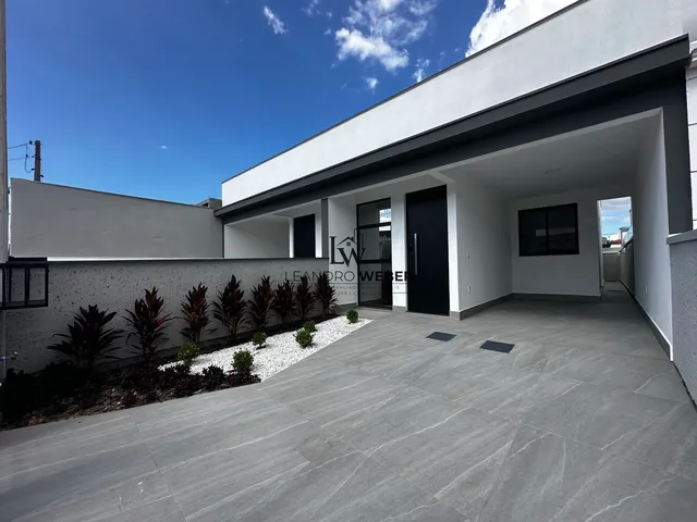 Imagem: A casa possui 2 Dormitórios, 1 Suíte, 1 Banheiro, 1 Vaga