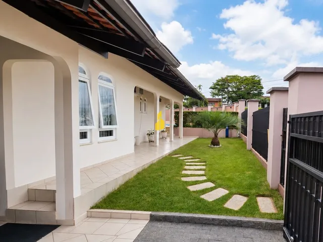 Imagem: Belíssima casa espaçosa com piscina, pomar