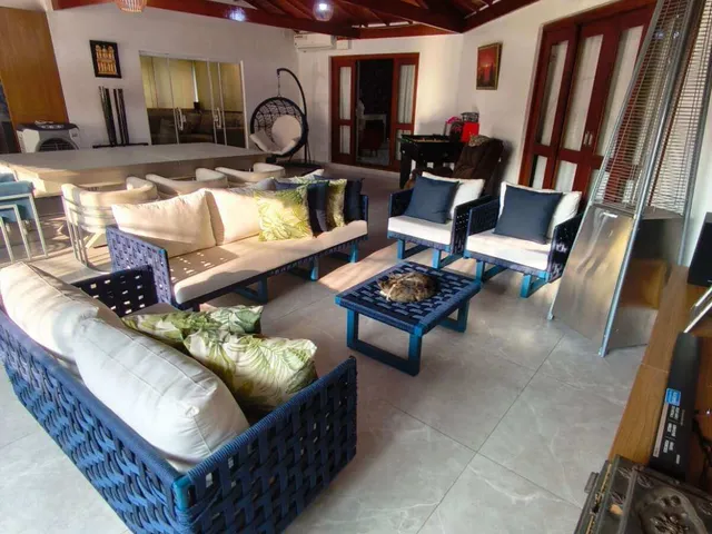 Imagem 1: Casa de Condomínio À Venda, no Ypê Amarelo em São Paulo, Horto do Ypê, com 5 Quartos, 750M²