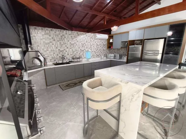 Imagem 9: Casa de Condomínio À Venda, no Ypê Amarelo em São Paulo, Horto do Ypê, com 5 Quartos, 750M²