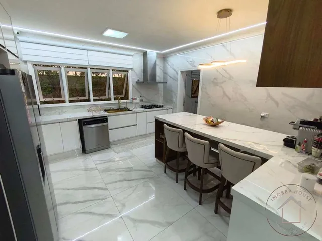Imagem 14: Casa de Condomínio À Venda, no Ypê Amarelo em São Paulo, Horto do Ypê, com 5 Quartos, 750M²
