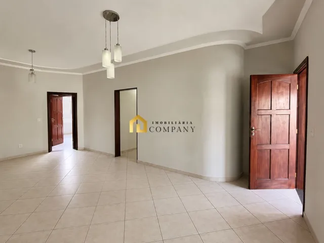 Imagem: A casa possui 2 Dormitórios, 1 Banheiro, 2 Vagas na