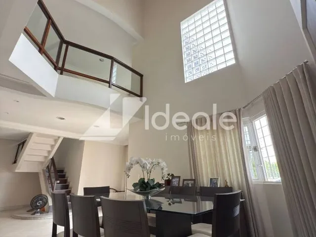 Imagem: A casa possui 4 Dormitórios, 2 Suítes, 6 Banheiros, 4