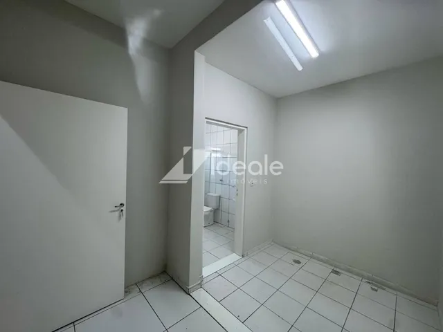 Imagem 8: Casa Comercial Loja com 3 banheiros