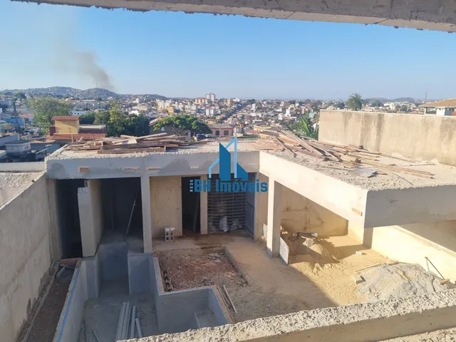 Imagem 1: Casa Alto Padrão de 4 quartos com 4 suítes e 4 vagas no bairro Santa Mônica - Belo