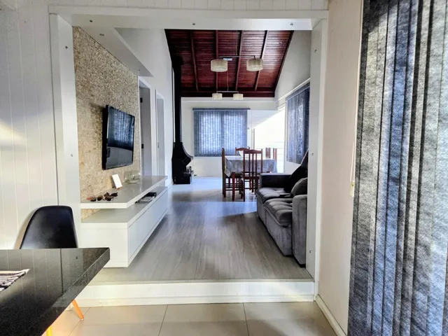 Imagem 8: Casa à Venda em Garopaba-SC, Centro: 7 Quartos, 1 Suíte, 4 Salas, 5 Banheiros, 6 Vagas