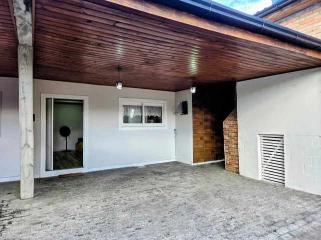 Imagem 4: Casa à Venda em Garopaba-SC, Centro: 7 Quartos, 1 Suíte, 4 Salas, 5 Banheiros, 6 Vagas