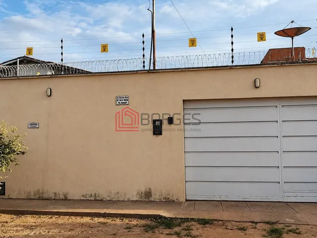 Imagem: A casa possui 2 Dormitórios, 1 Suíte, 2 Banheiros, 2